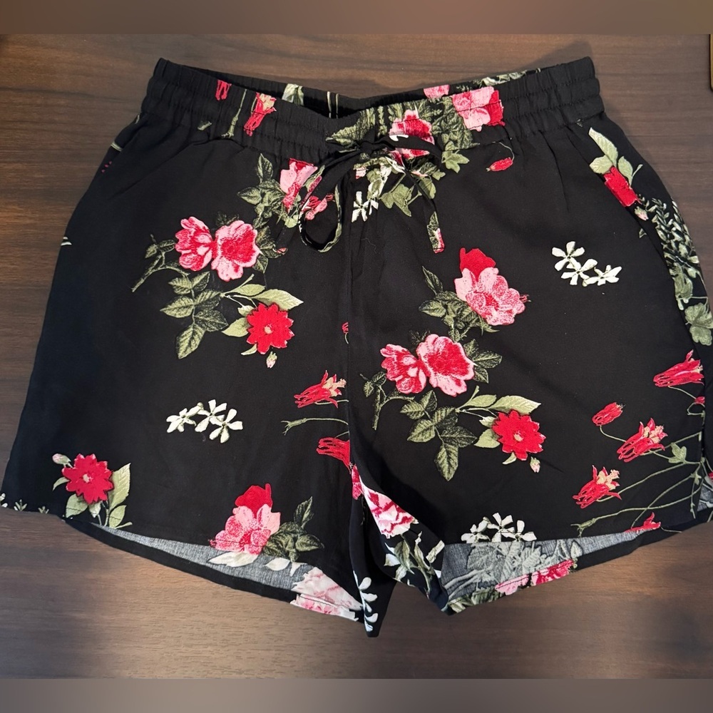 Vero Moda Simply Easy Floral Shorts – NWT – XS
(0020) - Picture 3 of 10